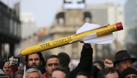 También en Bruselas unas 20.000 personas, según la policía, marcharon por el centro de la ciudad. En alusión al ataque del miércoles contra Charlie Hebdo, donde murieron doce personas, los asistentes alzaron lápices y exhibieron carteles con frases como Yo soy Charlie y Libertad de expresión. REUTERS