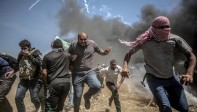 Luego del anuncio de Estados Unidos de abrir una embajada en Jerusalén, cientos de palestinos iniciaron protestas en la franja de Gaza, lo que llevó a una represión con armas letales del ejército israelí que ya deja más de 58 muertos y 2.700 heridos por las balas. Foto: EFE