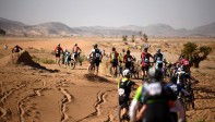 Cientos de atrevidos ciclomontañistas se enfrentan a las dunas del desierto del Sahara en la carrera Titan Desert de 6 días. Toda una hazaña para quienes logran atravesar el desierto sobre las dos ruedas. Foto: Franck Fife, AFP