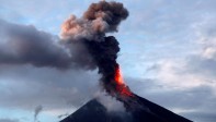 El volcán filipino Mayon, situado al este de Filipinas, intensificó este jueves su actividad con seis nuevas erupciones de lava en menos de quince horas, mientras que el número de evacuados se acerca ya a 70.000 y se teme una explosión más potente. FOTO EFE