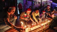 Algunos de los patios de las casas del Barrio Cristo Rey se iluminaron por las velitas . Foto: Robinsón Sáenz