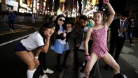 A pesar de que en Tokio la temperatura era de 5 grados centígrados a la medianoche, estos jóvenes japoneses salieron semidesnudos a recibir el Año Nuevo en las calles de la ciudad. FOTO Reuters