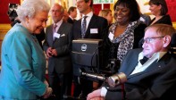 La reina Elizabeth conociendo a Stephen Hawking durante una recepción de caridad en el palacio de Londres. FOTO REUTERS