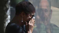 Tamara, un ama de casa de 38 años, confesó estar “muy triste” porque Fidel “nos representó siempre”, a pesar de que el fantasma de su muerte siempre rondó desde que la grave enfermedad que le apartó del poder en 2006. FOTO AFP