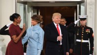 Trump, acompañado por el vicepresidente electo, Mike Pence, y la esposa de este, Karen, acudió a la Casa Blanca para tomar un té protocolario tras asistir a un servicio religioso en una iglesia frente a la residencia presidencial. FOTO AFP