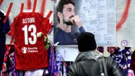 Los seguidores aprovecharon también para dejar mensajes y flores para decirle adiós al jugador. FOTO AFP