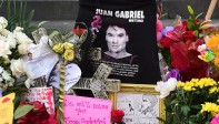 La estrella en el Paseo de la Fama de Hollywood de Juan Gabriel, convertida en objeto de peregrinaje tras el fallecimiento este domingo del “Divo de Juárez”, se volvió a llenar de flores, lágrimas y rancheras a la espera de que se confirmen detalles sobre su funeral y homenajes oficiales. FOTO AFP