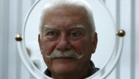 El oculista Gerhard Greiner produce los ojos de vidrio en Munich, Alemania, donde los vende a personas que han perdido la vista por una enfermedad, un trauma o un accidente. Cada ojo de vidrio se tarda una hora en su elaboración y se busca una referencia permanente con el cliente para su color y el dibujo de los vasos sanguíneos. Cada prótesis puede costar 350 euros (1.228.500 pesos) FOTO: MICHAELA REHLE, REUTERS