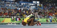 El jamaiquino besó la pista de Río al terminar la carrera. FOTO Reuters