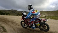 La serie de abandonos que dejó la segunda etapa del Dakar 2015 con el calor como principal obstáculo encontró un aire fresco este martes en la llegada de la caravana móvil a la ciudad riojana de Chilecito. FOTO AFP