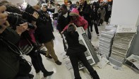 Los compradores luchan por un televisor en un supermercado de Londres. FOTO REUTERS