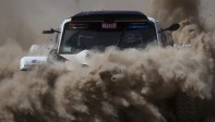 La serie de abandonos que dejó la segunda etapa del Dakar 2015 con el calor como principal obstáculo encontró un aire fresco este martes en la llegada de la caravana móvil a la ciudad riojana de Chilecito. FOTO AP