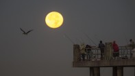 La luna del domingo en Redondo Beach, California, Estados Unidos. Foto AFP