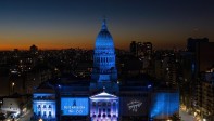 Fanáticos en el mundo le rindieron tributo a la leyenda del fútbol argentino Diego Armando Maradona enterrado en las afueras de Buenos Aires. El cortejo fúnebre recorrió unos 40 km desde la Casa Rosada, sede del Ejecutivo, donde se realizó la velación. Foto: AFP