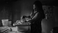 Adriana Cordeiro Soares, de 30 años, baña a su hijo Joao Miguel, de 3 meses de edad, nacido con microcefalia causada por el virus Zika. Ganadora del segundo lugar de una serie en la categoría temas contemporáneos. Lalo de Almeida / Cortesía de World Press Photo Foundation 