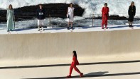 Presentación de los diseños de Ten Pieces en Bondi Iceberg durante la Semana de la Moda de Australia. Foto: AFP