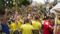 En varios puntos de la ciudad, los medellinenses salieron a celebrar el triunfo de Colombia 3-0 sobre Polonia en el Mundial de Rusia. FOTO EDWIN BUSTAMANTE