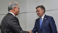 Hace seis años que Juan Manuel Santos y Álvaro Uribe no se estrechaban las manos en público. FOTO AFP