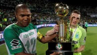 El capitán Alexis Henríquez y el arquero Franco Armani levantando el trofeo de la Recopa Sudamericana. FOTO REUTERS