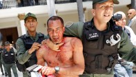 Seguidores del gobierno venezolano hirieron a siete diputados, tres de los cuales quedaron sangrando por la cabeza, al irrumpir violentamente en la sede del Parlamento controlado por la oposición, que permaneció unas nueve horas bajo asedio de oficialistas. Foto: Reuters