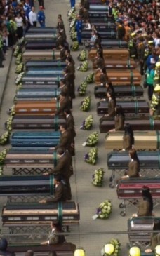 Al terminar la misa los cuerpos de las víctimas fueron llevados al cementerio municipal para darle cristiana sepultura. FOTO CORTESÍA