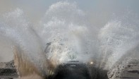 La serie de abandonos que dejó la segunda etapa del Dakar 2015 con el calor como principal obstáculo encontró un aire fresco este martes en la llegada de la caravana móvil a la ciudad riojana de Chilecito. FOTO AFP