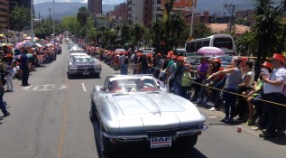 El Desfile de Autos Clásicos y Antiguos ya rueda en Medellín