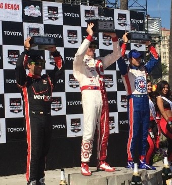 Montoya en el podio de Long Beach junto a Scott Dixon (centro) y Hélio Castroneves (derecha). FOTO cortesía indycar