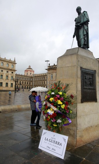 En la Plaza Simón Bolívar de Bogotá, El Libertador apareció con una corona fúnebre y una cinta con la frase “Q.E.P.D. la guerra en Colombia 1964-2016”. FOTO AP