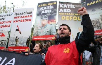 En Estambul, Turquía, y en otras plazas del mundo miles de personas han protestado en contra del ataque a las bases militares sirias. FOTO: EFE