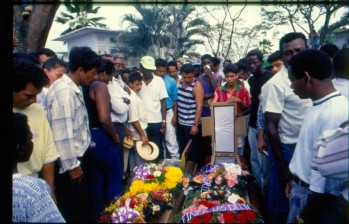 Imagen del sepelio de una de las 35 víctimas que dejó la masacre en el barrio de invasión La Chinita. FOTO ARCHIVO JESÚS ABAD COLORADO