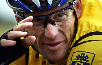Lance Armstrong era una leyenda viva del ciclismo hasta que se comprobó que ganó sus siete Tour de Francia con ayuda del dopaje. FOTO AFP.