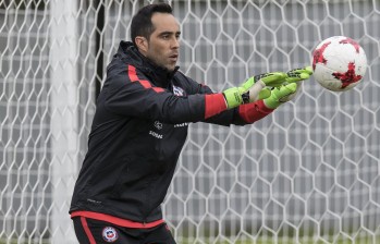 Claudio Bravo, seguridad en el seleccionado chileno, se vuelve a encontrar con su excompñero en Barcelona, Stegen. FOTO efe