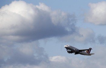 En el aparato viajaban 123 pasajeros y cinco miembros de la tripulación, que quedaron en el aeropuerto de Sttutgart mientras se revisaba el aparato. FOTO REUTERS