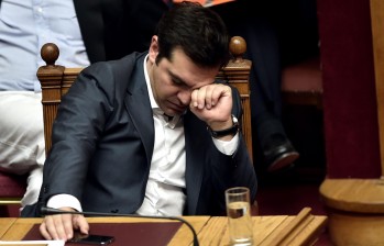 El primer ministro griego, Alexis Tsipras, lamentó haber firmado un acuerdo que le exige al país austeridad, cuando su promesa de campaña fue, precisamente, terminar con los recortes. FOTO afp
