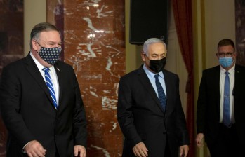 Mike Pompeo, acompañado de Benjamín Netanyahu, primer ministro de Israel. FOTO AFP