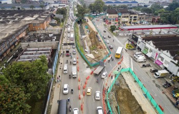 Construción del carril de Metroplús en la calle 12 sur, entre avenida Guayabal y El Poblado Foto: Juan David Úsuga Muñoz