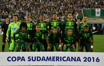 La tragedia del club brasileño Chapecoense conmovió al mundo del fútbol. FOTO AFP