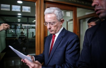 El expresidente y senador Álvaro Uribe enfrenta en la Corte Suprema un proceso por presunto fraude procesal. Con la extensión del fuero, el caso pasaría a la Comisión de Acusaciones. FOTO Colprensa