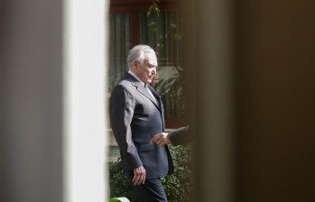 El expresidente de Brasil Michel Temer sale de su casa para regresar a prisión, este jueves en Sao Paulo (Brasil). Foto: EFE