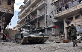 El régimen no reparó en las víctimas civiles que podía dejar en zonas opositoras, como es evidente en el grado de destrucción en que quedaron barrios que tomó en el este de Alepo. FOTO afp