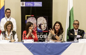 Cristina Garmendia, secretaría técnica; María Victoria Ángulo, ministra de educación; Marta Lucía Ramírez, vicepresidenta, y Diego Hernández, director de Colciencias. FOTO JAIME PÉREZ MUNÉVAR