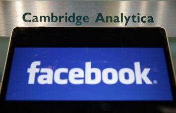 La revelación de que la consultora Cambridge Analytica utilizó datos de 50 millones de usuarios de Facebook tiene a las dos firmas en el centro de la polémica mundial. FOTO AFP
