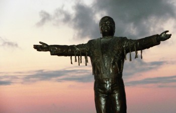 La escultura muestra al Divo de Juárez con los brazos abiertos y mirando hacia el cielo, en una expresión tranquila y contemplativa. FOTO EFE