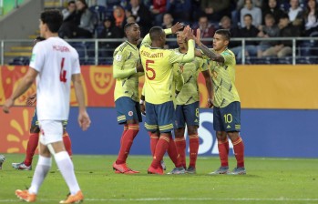 Seis festejos similares al de la imagen se dieron durante el encuentro en el que Colombia aplastó a Tahití y cerró su participación en la fase de grupos del Mundial sub-20 de Polonia. FOTO efe