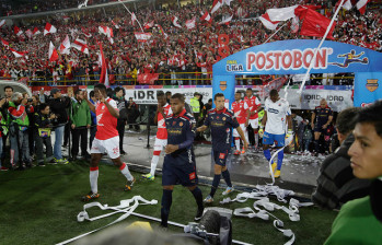 Los hinchas antioqueños fueron retirados del estadio y montados en un camión de la Policía y abandonados lejos del escenario deportivo. FOTO COLPRENSA