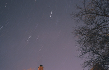 Imagen de una lluvia de meteoros líridas. Foto Phillip Chee