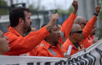 Ayer, cuando se preveía que el gobierno de Temer tendría un respiro con el inminente fin del paro de los camioneros, los sindicatos de la petrolera estatal Petrobras iniciaron otra huelga. FOTO afp