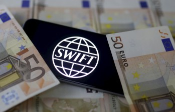 SWIFT, la red financiera global que los bancos utilizan para transferir miles de millones de dólares cada día fue hackeada. FOTO REUTERS