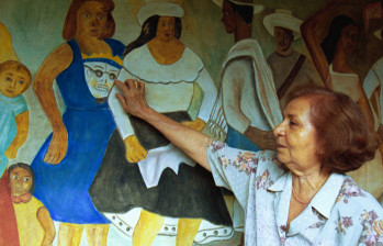 La artista Lola Vélez, en una de las cátedras de arte con sus alumnos en su Casa Museo de Bello, captada por EL COLOMBIANO, 1998. FOTO archivo José Luis Chavarriaga